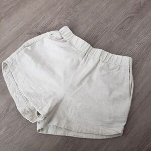 Linen Shorts in Oyster